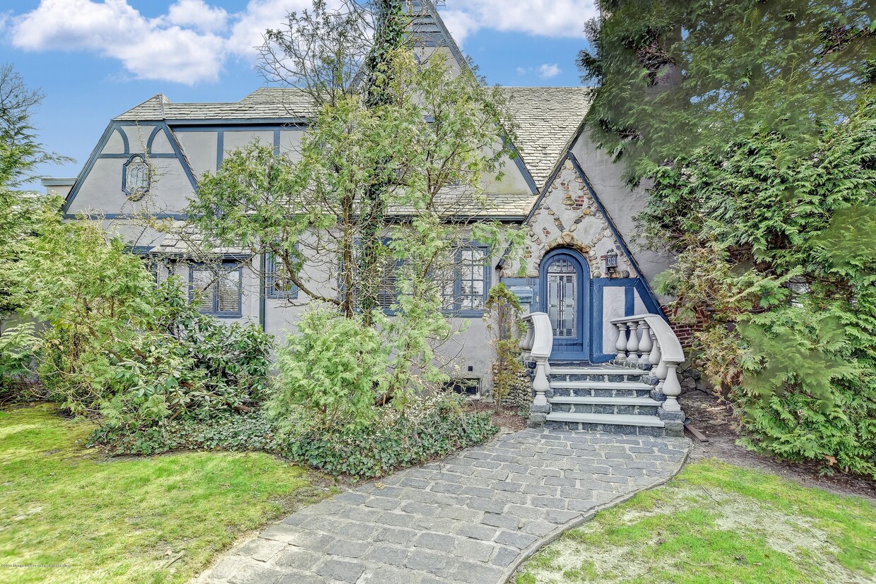 Primary Photo - 111 Monmouth Dr