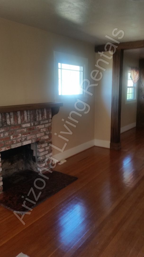 Building Photo - CHARMING 3 BEDROOM HOME