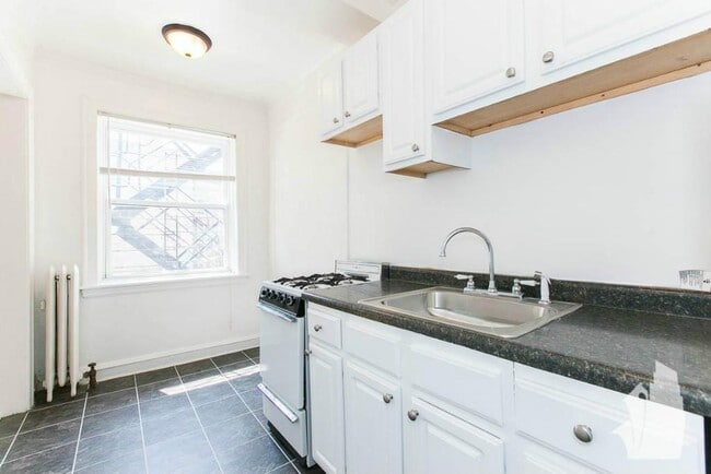Building Photo - 5516 N Kenmore Ave