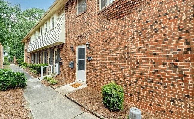 Building Photo - 627 W Front St