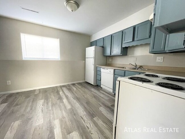 Building Photo - Renovated 2 Bed 1 Bath with Washer/Dryer &...