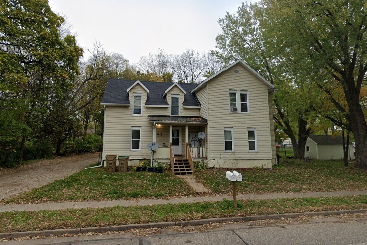 Primary Photo - Large 2 Bedroom, 1 Bathroom Duplex