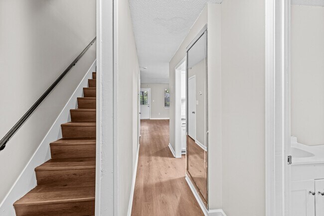 Foto del edificio - 646 Valley Crest Dr