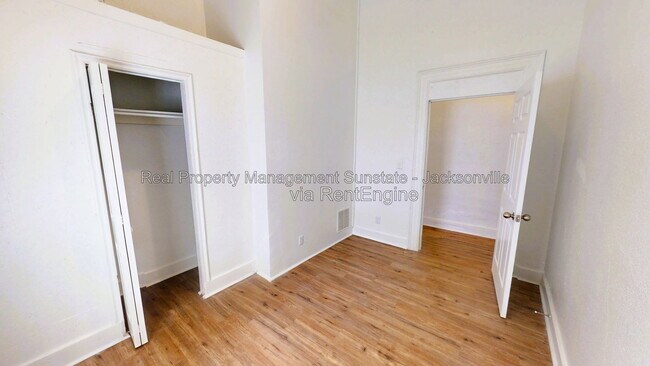 Foto del edificio - 2332 Moncrief Rd