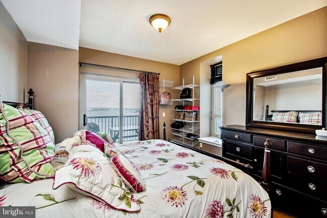 Foto del edificio - 717 S Christopher Columbus Blvd