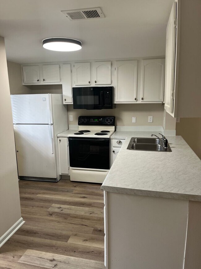 Building Photo - Condo in great location