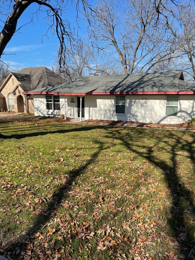 Building Photo - 1225 W Hanna St