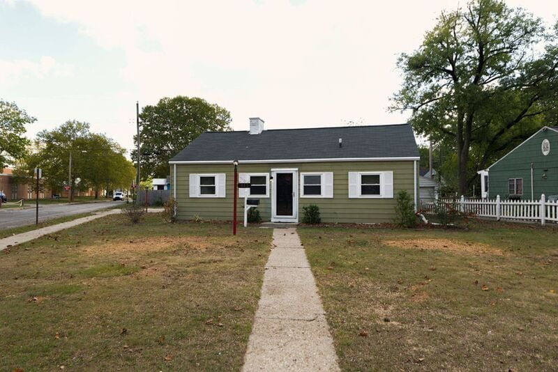 Primary Photo - 442 S Hampton Rd