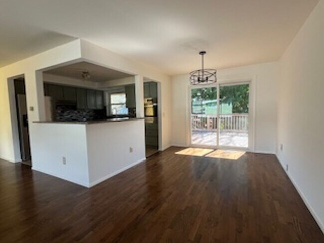 Foto del edificio - Completely Refreshed 4-Bedroom Shoreline Home