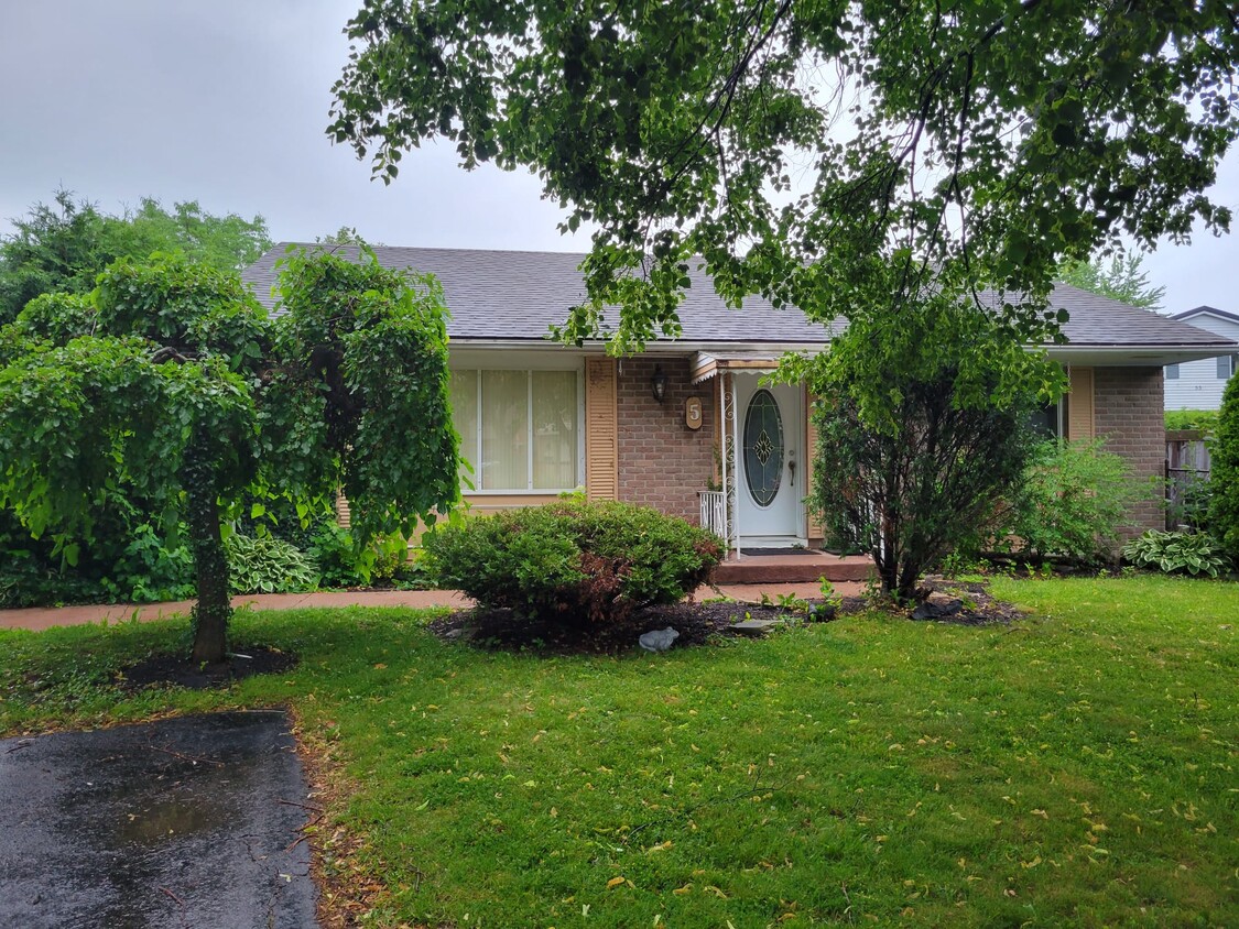 Front - 5 Caprice Cres