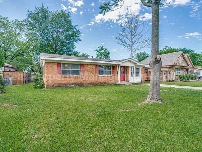Building Photo - Charming 3-Bedroom Home with Spacious Yard...