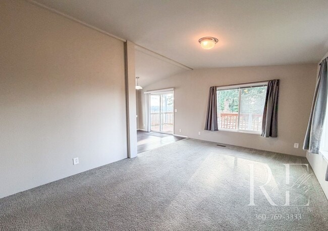 Foto del edificio - Newer Home with Water Views on D Street – Available Now!