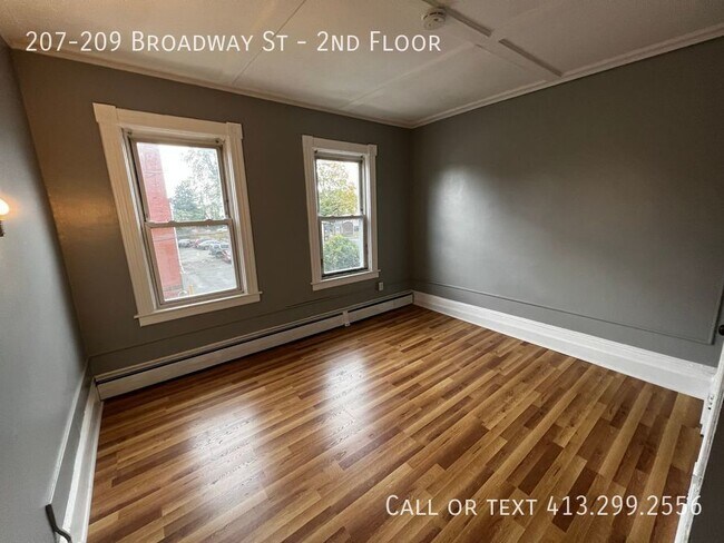 Building Photo - Updated 3 Bedroom Unit In Chicopee Falls
