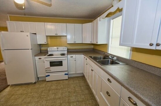 Building Photo - 127 Loch Ness Ln