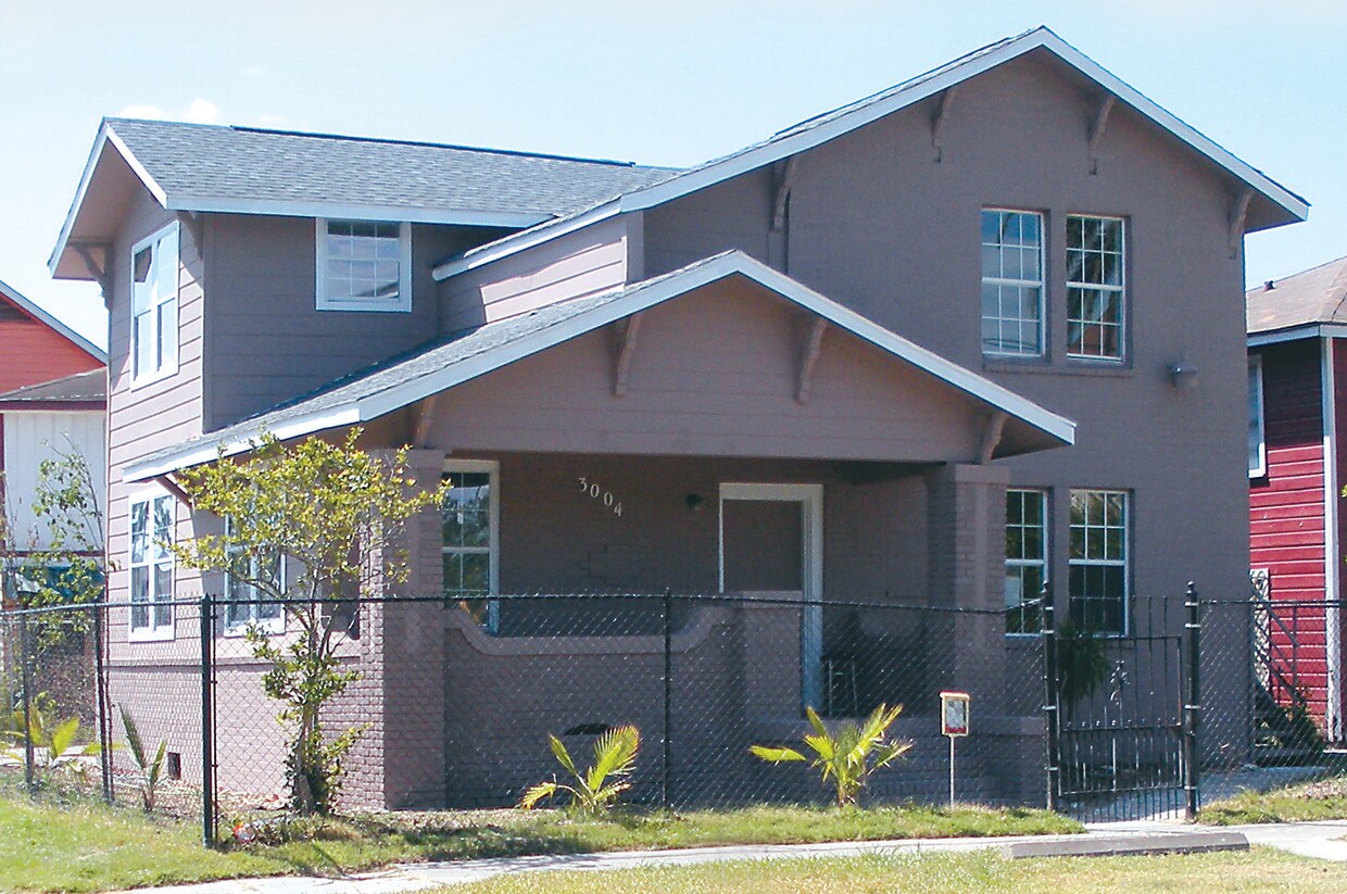 DOWNSTAIR APT/HOME - 3004 Live Oak St