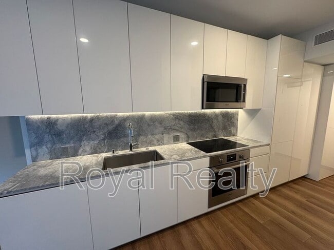 Building Photo - 987 Queen St