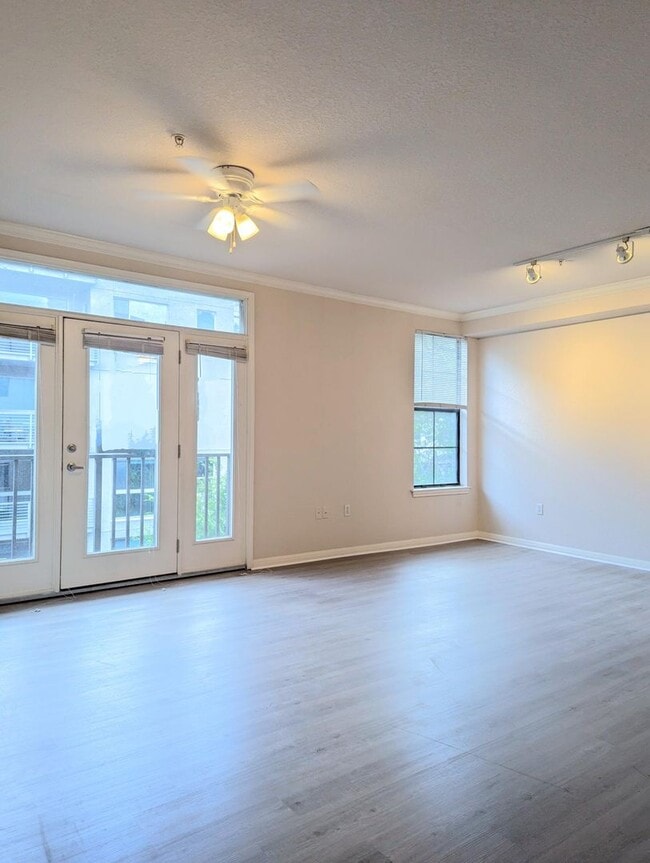 Building Photo - 911 N Orange Ave