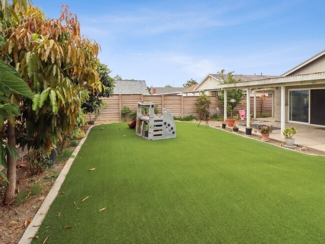 Building Photo - 4 Bedroom 2 Bath Single Family Home in San...