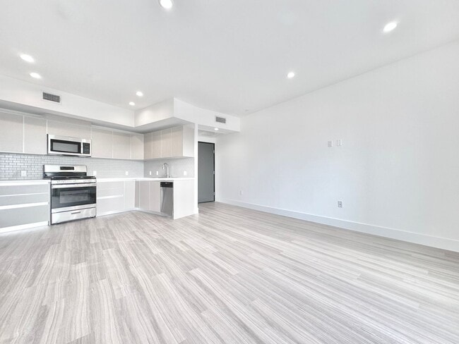 Building Photo - 838 S La Brea Ave