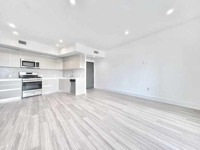 Building Photo - 838 S La Brea Ave