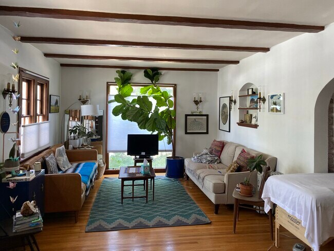 Foto del edificio - 839 N Occidental Blvd