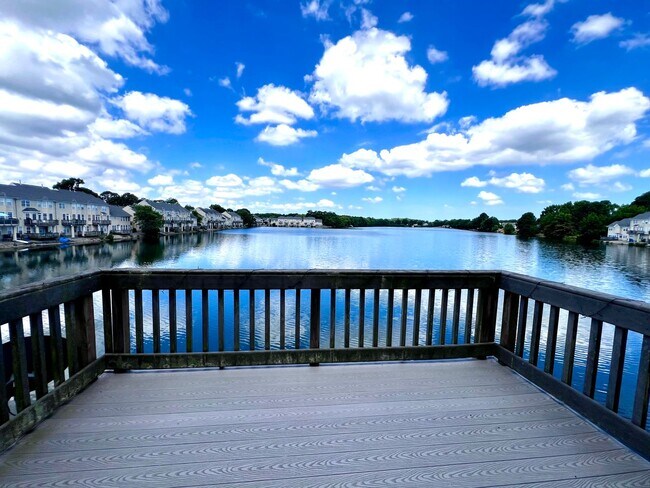 Foto del edificio - Charming Lakefront Townhome