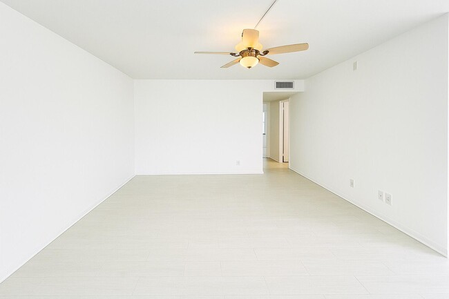 Building Photo - 238 Fanshaw F