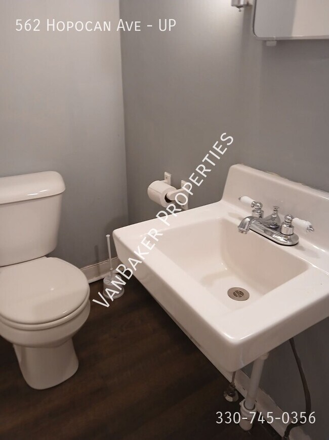562 E Hopocan Ave Unit UP, Barberton, OH 44203 Room for Rent in