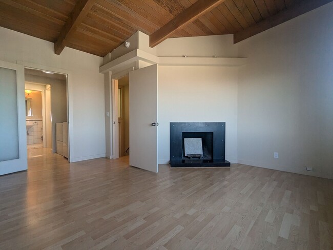 Building Photo - 567-571