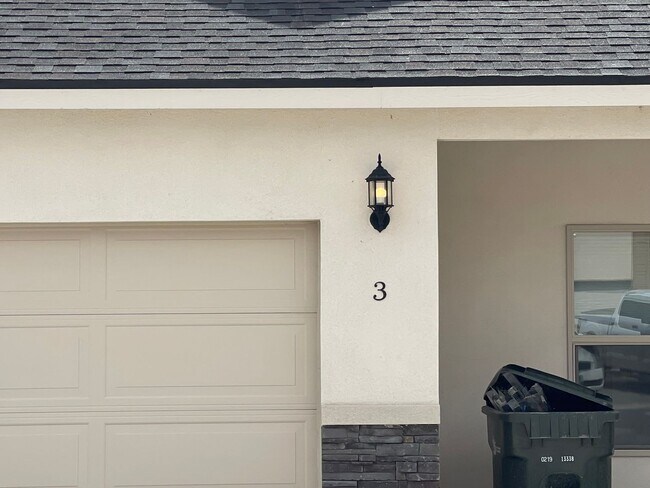 Building Photo - Beautiful 3 bedroom - 2.5 bath home