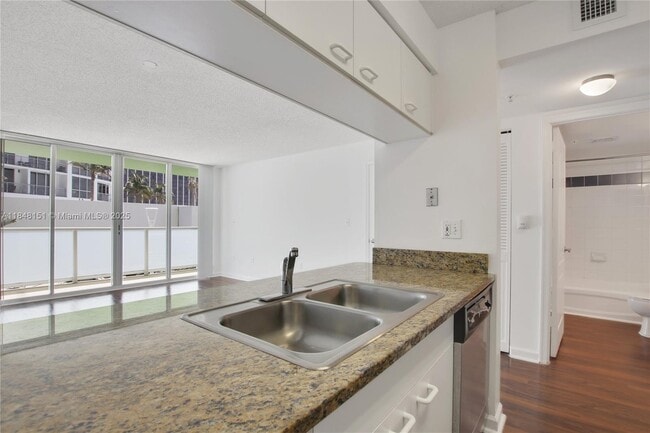 Building Photo - 1756 N Bayshore Dr