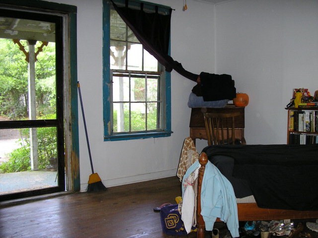 Esta es la sala del frente - 2486 East Ave