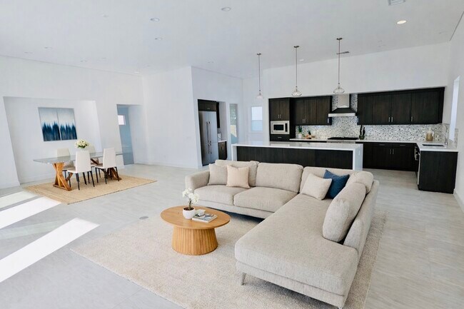 Building Photo - 3402 Ambassador Dr