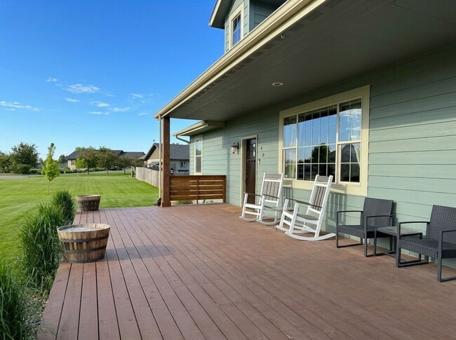 Building Photo - Spacious Home, Large Lot, Great Location