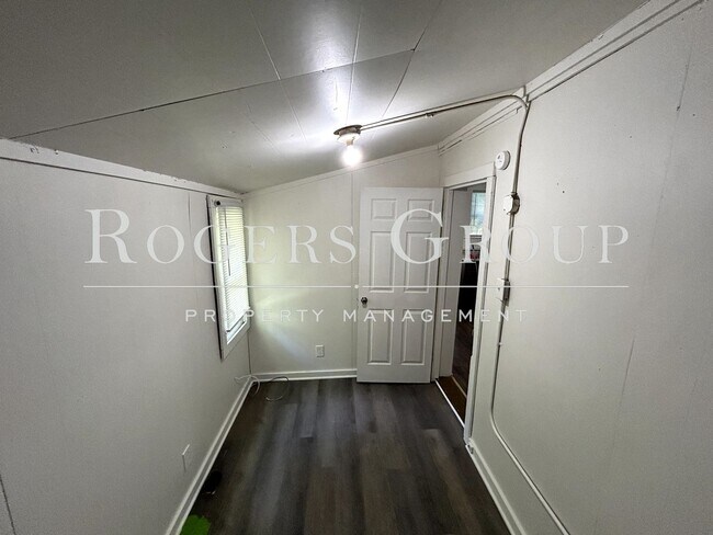 Building Photo - 724 Roberson St