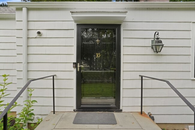 Foto del edificio - 35 Skylark Rd