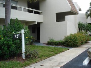 Building Photo - 7211 W Country Club Dr N