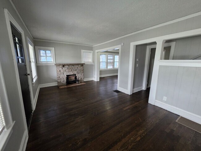 Foto del edificio - Spacious 4 Bedroom Home with Classic Charm