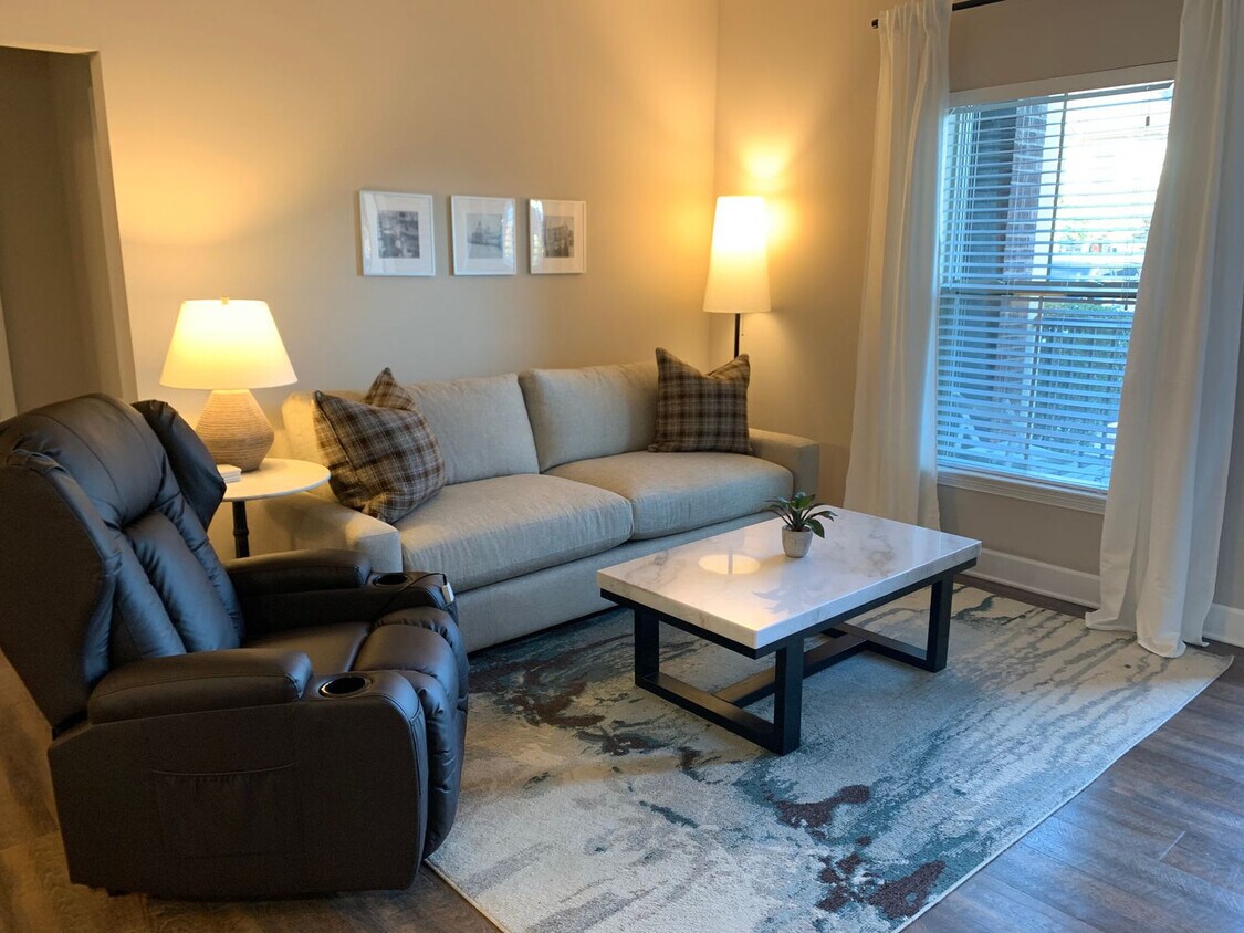 Foto principal - 855 Chillingham Dr