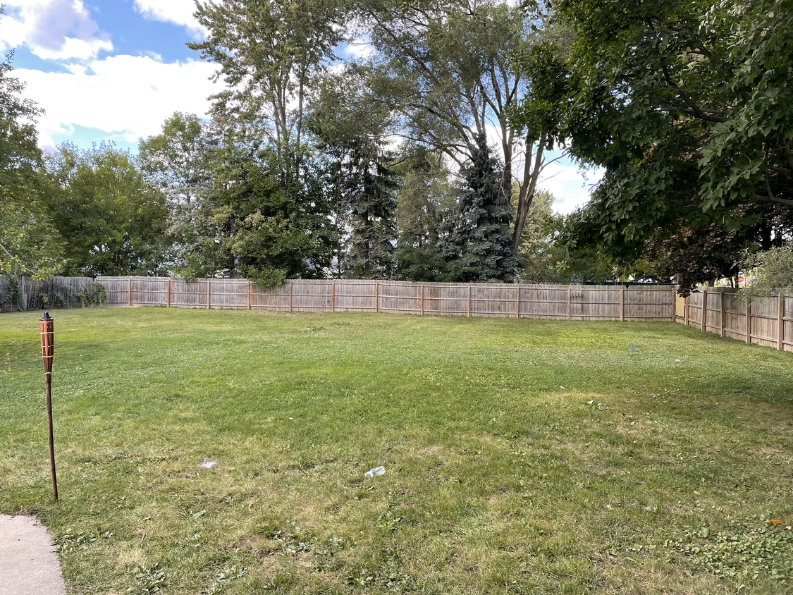 Large Backyard - 12056 Elm St