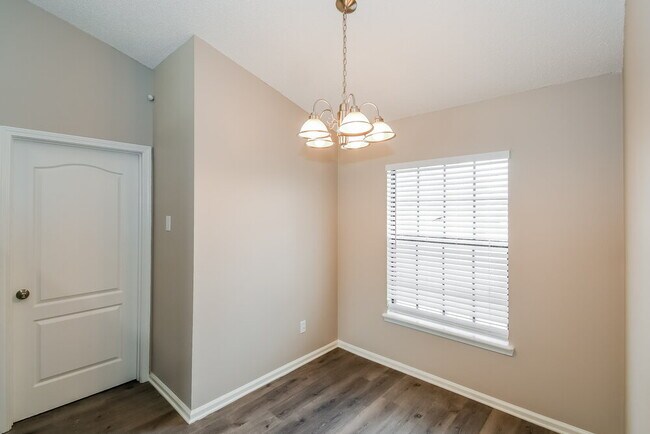 Foto del edificio - 596 Artesian Ln