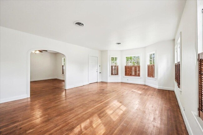 Foto del edificio - 2565 Harrison Ave