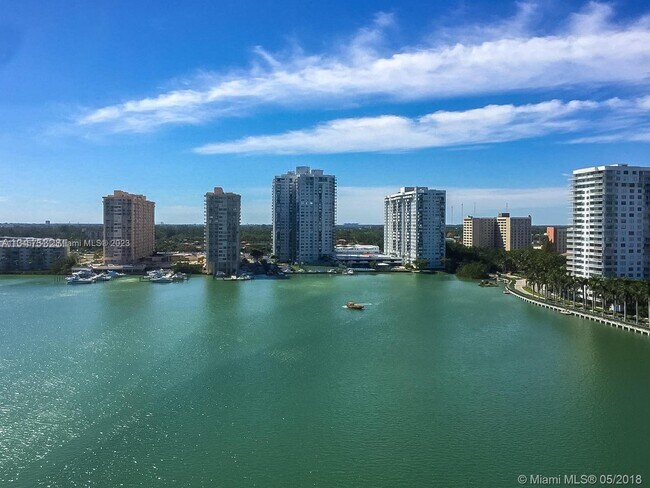 Foto del edificio - 18151 NE 31st Ct