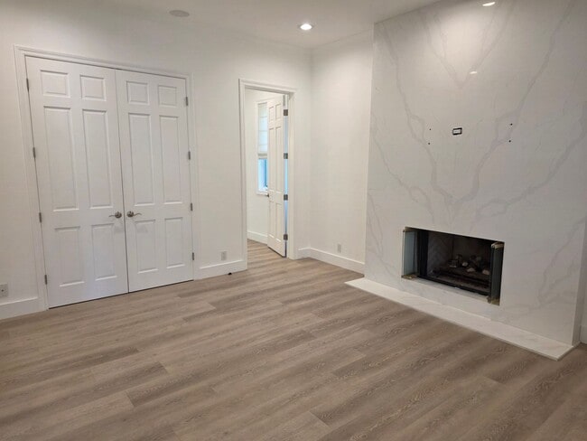 Building Photo - Lake Sherwood 4+4 Pool Home on the lake