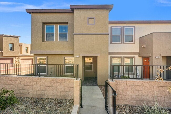 Foto del edificio - Modern 3 Bedroom Town House near Exploration Peak Park