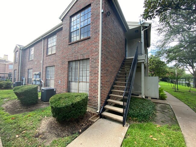 Building Photo - 2121 El Paseo St