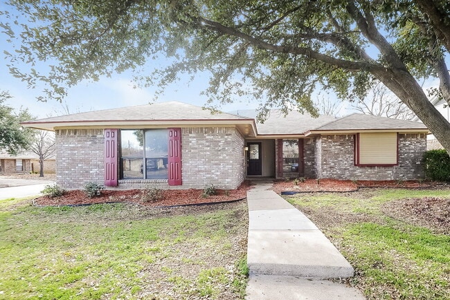 Building Photo - 2609 S Meadow Dr