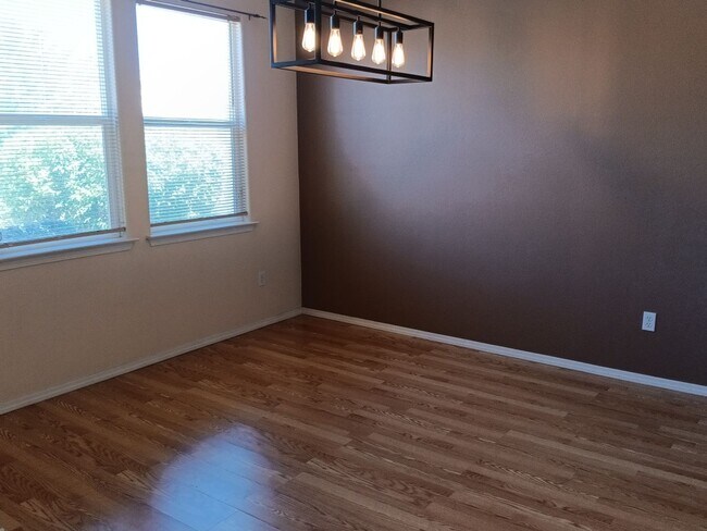 Foto del edificio - Charming 3-bedroom, 2-bathroom house! Showings Available Now!