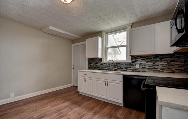 Building Photo - 693 Frebis Ave