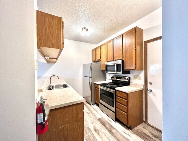 Building Photo - 3 bed 2 bath Townhome - 1 month free upon ...